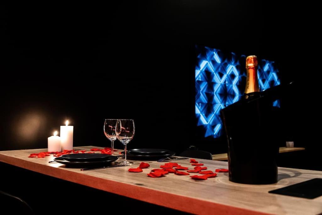 Loveroom O Diable Des Plaisirs Avec Jacuzzi Tourcoing Exteriér fotografie